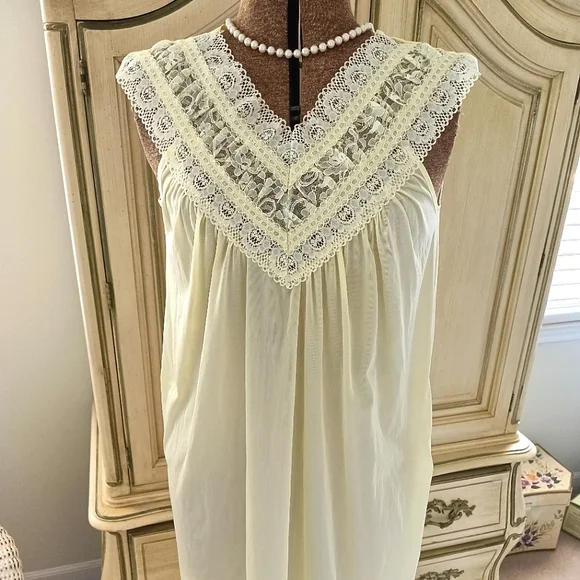 BUTTERY YELLOW, VTG BERNETTE NYLON, LONG PEIGNOIR SET! SZ MED
